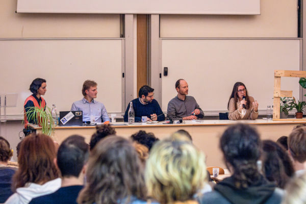 Photo de la table ronde : Comment raconter de nouveaux futurs désirables au travers de la low-tech;une étudiante et un étudiant de l'option ingénierie des low techs,  avec Jacques Tiberi, Pierre Berneur et Capucine Trochet