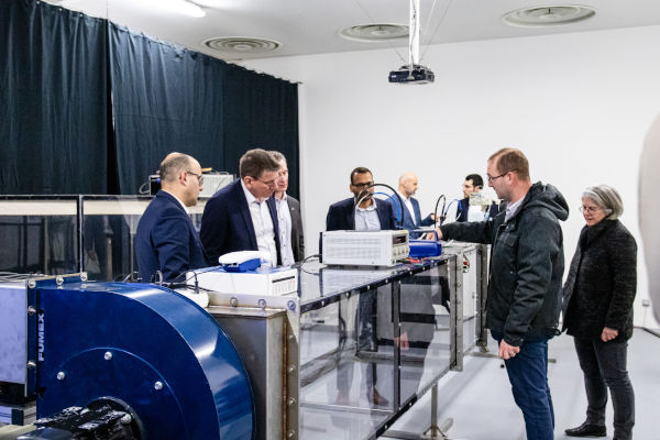 Les équipes de MANN+HUMMEL et Centrale Nantes visitent le banc d'essais de Centrale Nantes