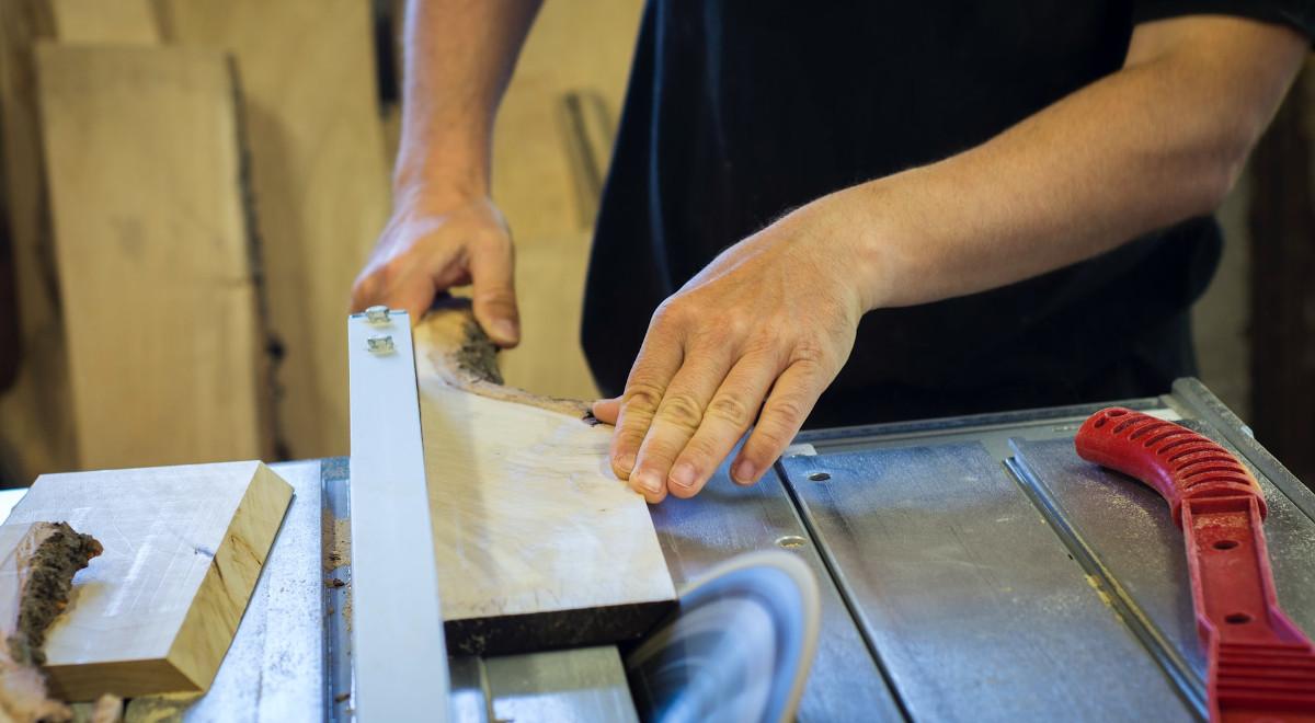 Personne travaillant avec une scie dans un atelier