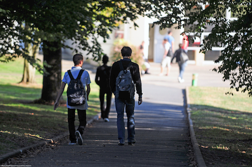 étudiants marchant dans le campus