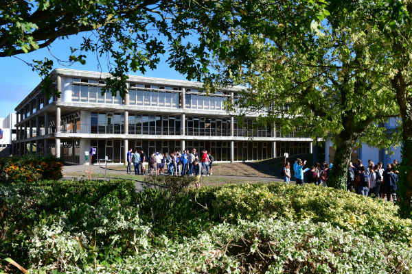 Photo du campus de Centrale Nantes : des étudiants sont devant un bâtiment du campus