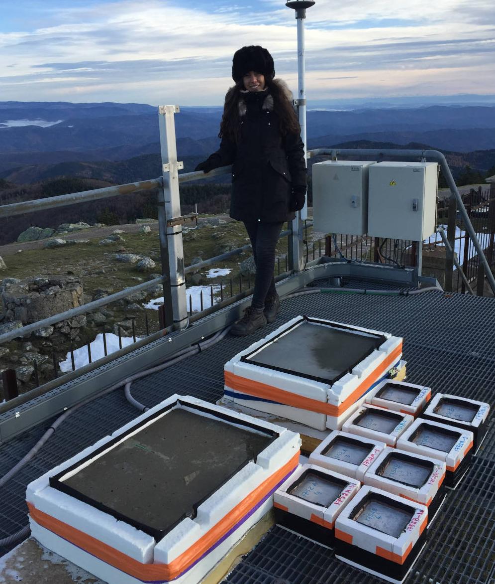 Sara Al Haj Sleiman pendant la mise en place de l'expérimentation sur le site du Mont Aigoual