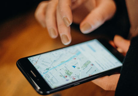 Personne utilisant un téléphone portable