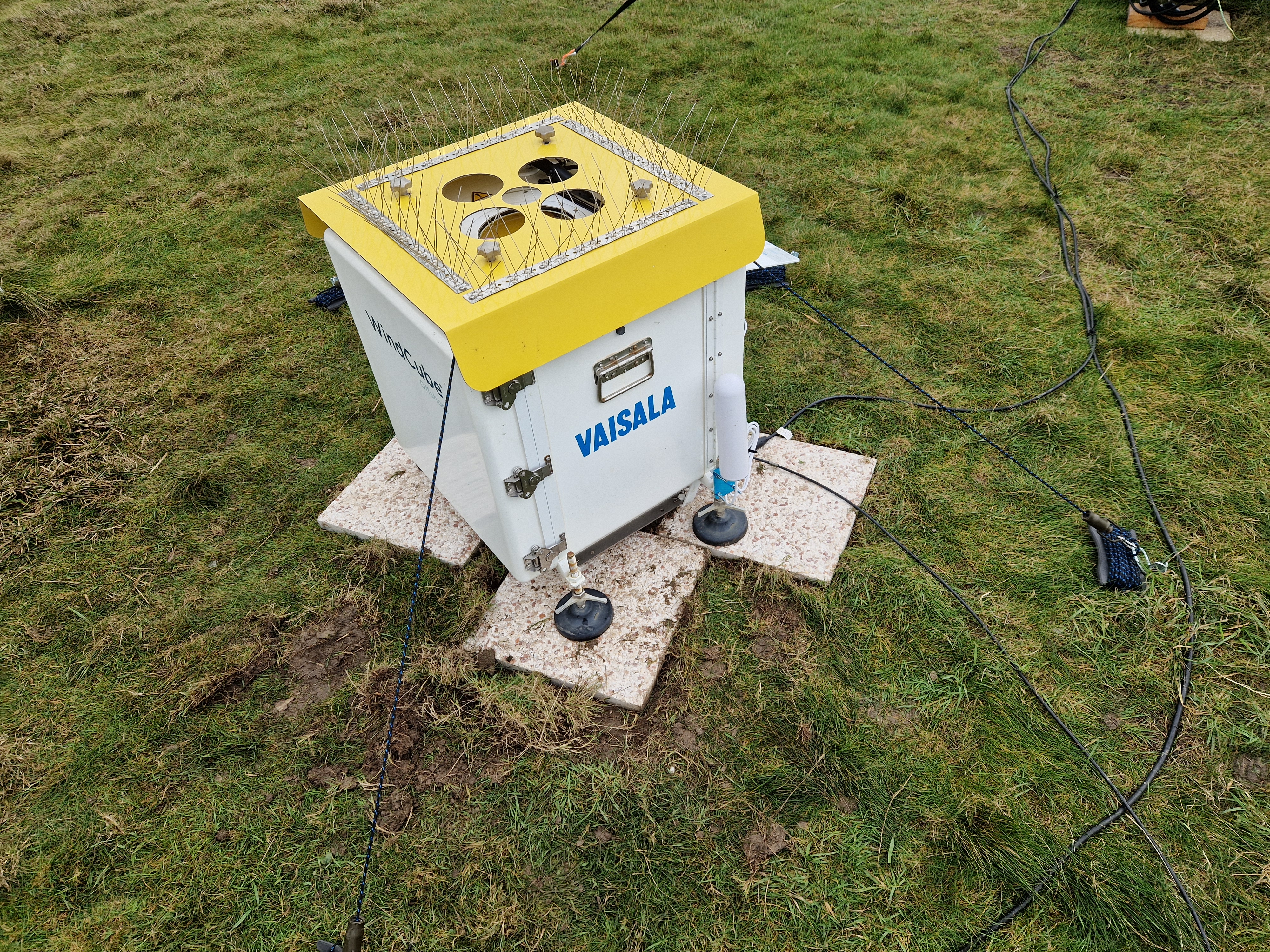 Zoom sur le LiDAR profileur avec un petit chapeau pour les oiseaux