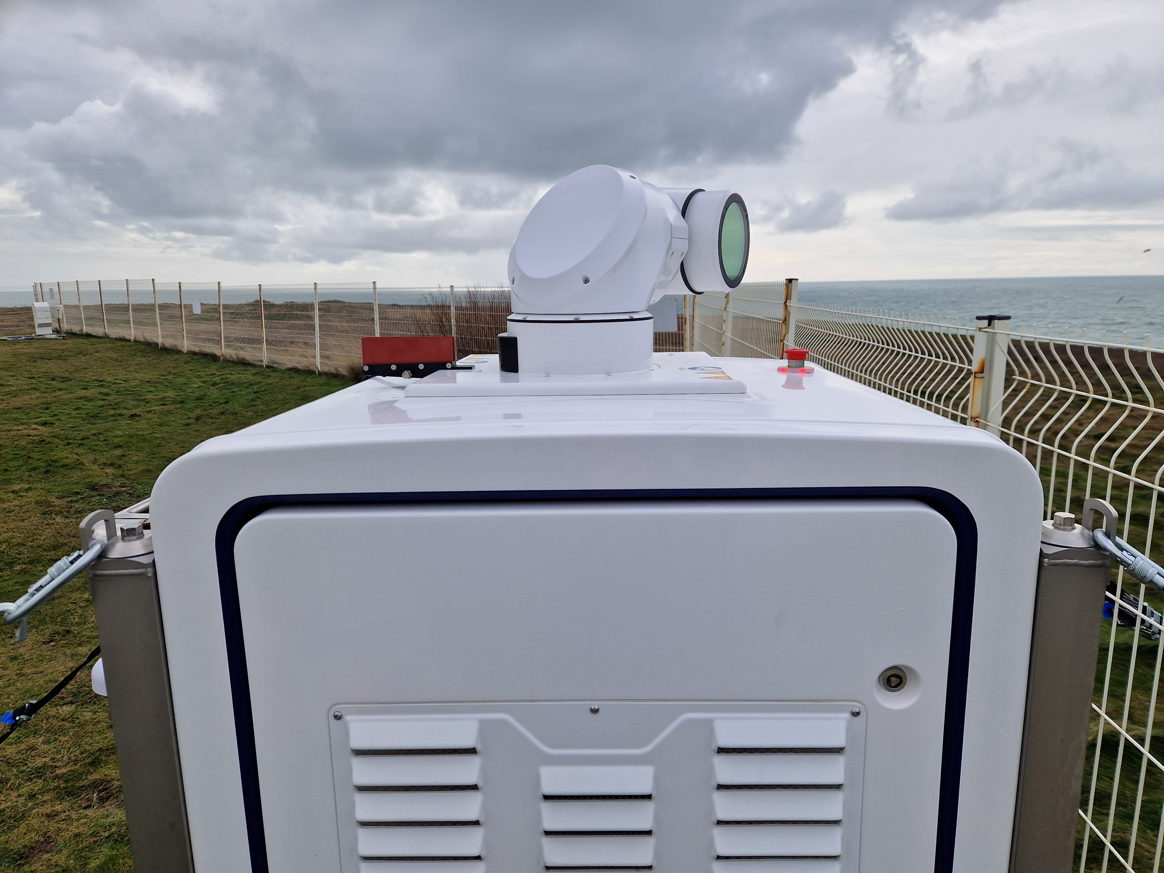 Zoom sur un LiDAR scannant au sémaphore du Talut regardant le vent à l’horizon